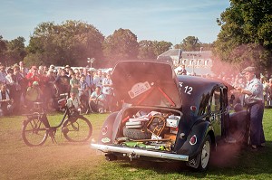 SPECTACLE VIVANT ET ANIMATION SUR LE THEME DES ANNEES 50 POUR LES 80 ANS DE LA TRACTION, VOITURE DE LEGENDE DANS LE PARC DU CHATEAU SAINT-SIMON, LA FERTE-VIDAME, EURE-ET-LOIR (28), FRANCE 