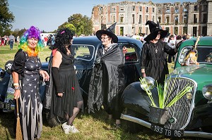 SPECTACLE VIVANT ET ANIMATION SUR LE THEME DES ANNEES 50 POUR LES 80 ANS DE LA TRACTION, VOITURE DE LEGENDE DANS LE PARC DU CHATEAU SAINT-SIMON, LA FERTE-VIDAME, EURE-ET-LOIR (28), FRANCE 