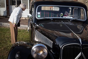 80 ANS DE LA TRACTION, VOITURE DE LEGENDE DANS LE PARC DU CHATEAU SAINT-SIMON, LA FERTE-VIDAME, EURE-ET-LOIR (28), FRANCE 