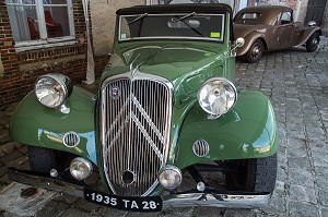 EXPOSITION DE VEHICULE DE COLLECTION, 80 ANS DE LA TRACTION, VOITURE DE LEGENDE DANS LE PARC DU CHATEAU SAINT-SIMON, LA FERTE-VIDAME, EURE-ET-LOIR (28), FRANCE 