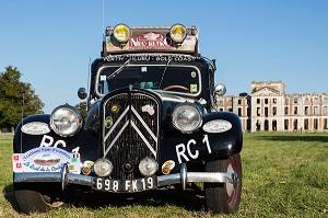 TRACTIONS SANS FRONTIERES, 80 ANS DE LA TRACTION AVANT CITROEN, VOITURE DE LEGENDE DANS LE PARC DU CHATEAU SAINT-SIMON, LA FERTE-VIDAME, EURE-ET-LOIR (28), FRANCE 