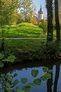 LES BORDS DU LOIR ET LE CLOCHER DE L'EGLISE A  ILLIERS-COMBRAY, VILLAGE D'ENFANCE DE MARCEL PROUST DECRIT DANS SON OUVRAGE 'A LA RECHERCHE DU TEMPS PERDU', EURE-ET-LOIR (28), FRANCE 