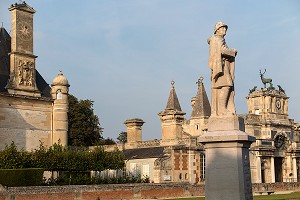 MONUMENT AUX MORTS DEVANT LA FACADE DU CHATEAU D'ANET, RESIDENCE DE CHASSE DE DIANE DE POITIERS AVEC LE CERF ET LES CHIENS SUR LE PORTAIL PRINCIPAL, ANET (28), FRANCE 