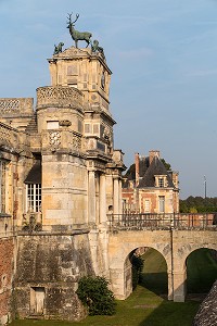 FACADE DU CHATEAU D'ANET, RESIDENCE DE CHASSE DE DIANE DE POITIERS AVEC LE CERF ET LES CHIENS SUR LE PORTAIL PRINCIPAL, ANET (28), FRANCE 