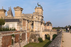 FACADE DU CHATEAU D'ANET, RESIDENCE DE CHASSE DE DIANE DE POITIERS AVEC LE CERF ET LES CHIENS SUR LE PORTAIL PRINCIPAL, ANET (28), FRANCE 