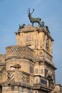 FACADE DU CHATEAU D'ANET, RESIDENCE DE CHASSE DE DIANE DE POITIERS AVEC LE CERF ET LES CHIENS SUR LE PORTAIL PRINCIPAL, ANET (28), FRANCE 