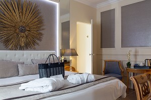 CHAMBRE DE L'HOTEL DU GRAND MONARQUE, CHARTRES, EURE-ET-LOIR (28), FRANCE 