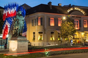 STATUE DU GENERAL FRANCOIS-SEVERIN MARCEAU DEVANT LA FACADE DE L'HOTEL DU GRAND MONARQUE, CHARTRES, EURE-ET-LOIR (28), FRANCE 