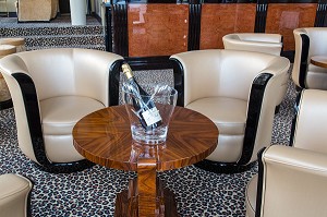 BOUTEILLE DE CHAMPAGNE DANS LE BAR DU HALL D'ENTREE DE L'HOTEL DE HOSTELLERIE JEHAN DE BEAUCE, CHARTRES, EURE-ET-LOIR (28), FRANCE 