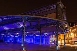 HALLE DE STYLE BALTARD DU MARCHE AUX LEGUMES DE LA PLACE BILLARD, ECLAIRAGE PUBLIC DE NUIT AUX LEDS, CHARTRES, EURE-ET-LOIR (28), FRANCE 