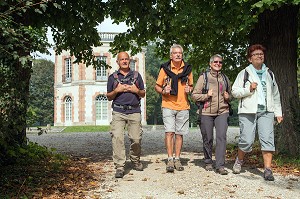 RANDONNEURS AU ROND-POINT DU PAVILLON OCTOGONAL DE LA FORET DOMANIALE DE DREUX, EURE-ET-LOIR (28), FRANCE 