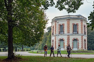 RANDONNEURS AU ROND-POINT DU PAVILLON OCTOGONAL DE LA FORET DOMANIALE DE DREUX, EURE-ET-LOIR (28), FRANCE 