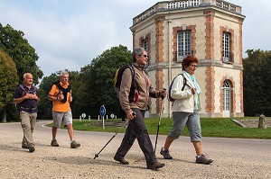 RANDONNEURS AU ROND-POINT DU PAVILLON OCTOGONAL DE LA FORET DOMANIALE DE DREUX, EURE-ET-LOIR (28), FRANCE 
