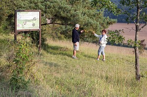 PROMENEURS DANS LA RESERVE NATURELLE DE LA VALLEE DES CAILLES, BONCOURT, EURE-ET-LOIR (28), FRANCE 