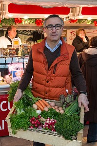 CUISINE DE MARCHE AVEC LAURENT CLEMENT, LE CHEF ETOILE DU GRAND MONARQUE AVEC SA CAGETTE DE LEGUMES, 11, COURS GABRIEL, CHARTRES (28) EURE-ET-LOIR, FRANCE 