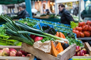 CAGETTES DE LEGUMES BIOS SUR LE MARCHE POUR LA CUISINE DE CHEF ETOILE LAURENT CLEMENT, 11, COURS GABRIEL, CHARTRES (28) EURE-ET-LOIR, FRANCE 