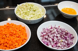 PREPARATION DES CONDIMENTS (ECHALOTES, CAROTTES, OIGNONS, JAUNES D'OEUFS), CUISINE DE MARCHE AVEC LE CHEF ETOILE  LAURENT CLEMENT, 11, COURS GABRIEL, CHARTRES (28) EURE-ET-LOIR, FRANCE 