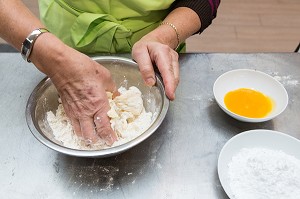 PREPARATION D'UNE PATE SABLE, CUISINE DE MARCHE AVEC LE CHEF ETOILE  LAURENT CLEMENT, 11, COURS GABRIEL, CHARTRES (28) EURE-ET-LOIR, FRANCE 