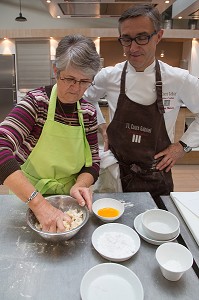 PREPARATION D'UNE PATE SABLE, CUISINE DE MARCHE AVEC LE CHEF ETOILE  LAURENT CLEMENT, 11, COURS GABRIEL, CHARTRES (28) EURE-ET-LOIR, FRANCE 