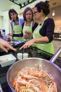 PREPARATION DU BOUILLON A BASE DE LANGOUSTINES ET DE CONDIMENTS, CUISINE DE MARCHE AVEC LE CHEF ETOILE  LAURENT CLEMENT, 11, COURS GABRIEL, CHARTRES (28) EURE-ET-LOIR, FRANCE 