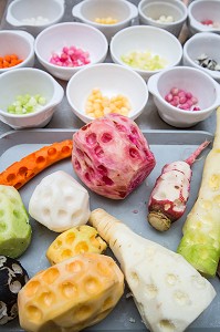 PREPARATION DES BILLES DE LEGUMES, CUISINE DE MARCHE AVEC LE CHEF ETOILE  LAURENT CLEMENT, 11, COURS GABRIEL, CHARTRES (28) EURE-ET-LOIR, FRANCE 