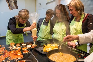 PREPARATION DU MILLEFEUILLE VANILLE PAR LES STAGIAIRES, CUISINE DE MARCHE AVEC LE CHEF ETOILE  LAURENT CLEMENT, 11, COURS GABRIEL, CHARTRES (28) EURE-ET-LOIR, FRANCE 