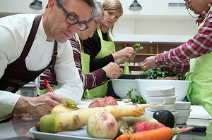 PREPARATION DES RECETTES A PARTIR DES PRODUITS FRAIS, CUISINE DE MARCHE AVEC LE CHEF ETOILE  LAURENT CLEMENT, 11, COURS GABRIEL, CHARTRES (28) EURE-ET-LOIR, FRANCE 