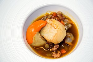 COQUILLES SAINT-JACQUES EN BOUILLON SAFRANE, CUISINE DE MARCHE AVEC LE CHEF ETOILE  LAURENT CLEMENT, 11, COURS GABRIEL, CHARTRES (28) EURE-ET-LOIR, FRANCE 