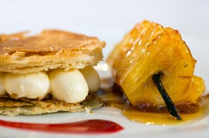 MILLEFEUILLE VANILLE ET ANANAS ROTI, CUISINE DE MARCHE AVEC LE CHEF ETOILE  LAURENT CLEMENT, 11, COURS GABRIEL, CHARTRES (28) EURE-ET-LOIR, FRANCE 