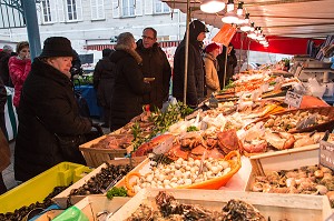 ETALAGE DE CRUSTACES ET POISSONS CHEZ LE POISSONNIER, MARCHE DE CHARTRES (28) EURE-ET-LOIR, FRANCE 