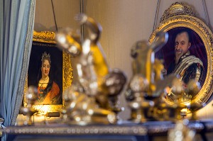 DETAIL DE LA PENDULE DANS LA CHAMBRE DE MADAME AVEC SON PORTRAIT ET CELUI D'AGRIPPA D'AUBIGNE SON GRAND-PERE, CHATEAU DE MAINTENON, EURE-ET-LOIR (28), FRANCE 