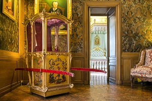 CHAISE A PORTEUR DU XVIII EME SIECLE DANS L'ANTICHAMBRE DE MADAME RECOUVERT DE CUIR DE MALINES, CHATEAU DE MAINTENON, EURE-ET-LOIR, FRANCE 