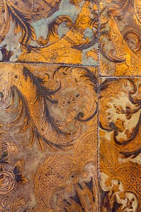 CUIR DE MALINES RECOUVRANT LES MURS DE L'ANTICHAMBRE DE MADAME DE MAINTENON, CHATEAU DE MAINTENON, EURE-ET-LOIR, FRANCE 