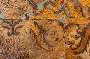 CUIR DE MALINES RECOUVRANT LES MURS DE L'ANTICHAMBRE DE MADAME DE MAINTENON, CHATEAU DE MAINTENON, EURE-ET-LOIR, FRANCE 