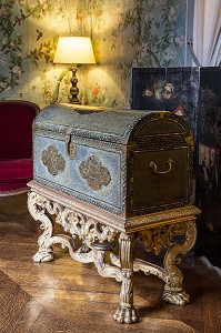 LA MALLE ET LE PARAVENT CHINOIS, APPARTEMENTS DU XIX EME SIECLE, CHATEAU DE MAINTENON, EURE-ET-LOIR (28), FRANCE 