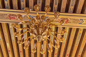 LUSTRE AUX DAUPHINS LOUIS XIV EN BRONZE DORE ET PLAFOND A LA FRANCAISE DECORE, SALON DU ROI, CHAMBRE DU ROI LOUIS XIV, CHATEAU DE MAINTENON, EURE-ET-LOIR (28), FRANCE 