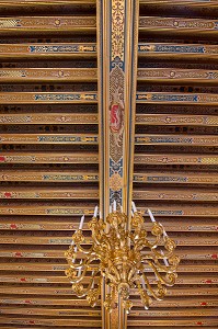 LUSTRE AUX DAUPHINS LOUIS XIV EN BRONZE DORE ET PLAFOND A LA FRANCAISE DECORE, SALON DU ROI, CHAMBRE DU ROI LOUIS XIV, CHATEAU DE MAINTENON, EURE-ET-LOIR (28), FRANCE 