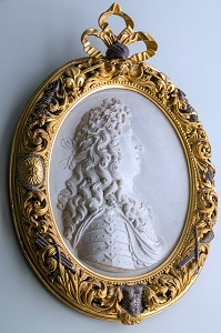 MEDAILLON REPRESENTANT LE ROI LOUIS XIV DANS LE PASSAGE DES BOISERIES, CHATEAU DE MAINTENON, EURE-ET-LOIR (28), FRANCE 