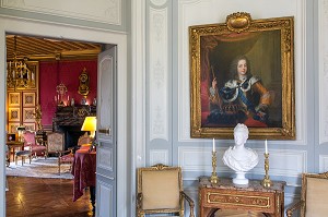 PORTRAIT DE LOUIS XV ET BUSTE EN BISCUIT DE SEVRES DE MARIE-ANTOINETTE, PASSAGE DE BOISERIES ET SALON ROUGE, CHATEAU DE MAINTENON, EURE-ET-LOIR (28), FRANCE 