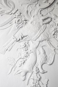 DETAIL DES BOISERIES REGENCE A TROPHEES DE CHASSE DU CHATEAU DE MAULNY, PASSAGE DES BOISERIES, CHATEAU DE MAINTENON, EURE-ET-LOIR (28), FRANCE 