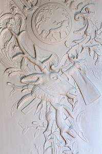 DETAIL DES BOISERIES REGENCE A TROPHEES DE CHASSE DU CHATEAU DE MAULNY, PASSAGE DE BOISERIES, CHATEAU DE MAINTENON, EURE-ET-LOIR (28), FRANCE 