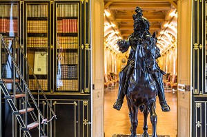 STATUE EQUESTRE EN BRONZE DU ROI DE FRANCE LOUIS XIV DANS LA BIBLIOTHEQUE, CHATEAU DE MAINTENON, EURE-ET-LOIR (28), FRANCE 