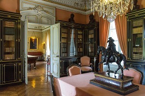 STATUE EQUESTRE EN BRONZE DU ROI DE FRANCE LOUIS XIV DANS LA BIBLIOTHEQUE, CHATEAU DE MAINTENON, EURE-ET-LOIR (28), FRANCE 