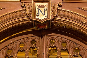 L'INITIALE DES NOAILLES SURMONTEE DE LA COURONNE DUCALE, OMNIPRESENTE DANS LA GRANDE GALERIE OU GALERIE DES PORTRAITS A LA GLOIRE DE LA FAMILLE AU XIX EME SIECLE, CHATEAU DE MAINTENON, EURE-ET-LOIR (28), FRANCE 