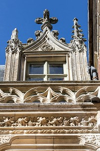 FRISES SCULPTEE SUR LA FACADE COTE JARDIN DU CHATEAU DE MAINTENON, EURE-ET-LOIR (28), FRANCE 