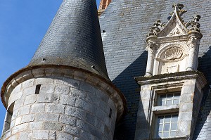 COQUILLE DES PELERINS DE SAINT-JACQUES DE COMPOSTELLE SUR LE TOIT DE LA TOUR CARREE, CHATEAU DE MAINTENON, EURE-ET-LOIR (28), FRANCE 