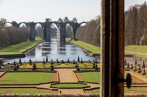 JARDIN A LA FRANCAISE REALISE SUIVANT LES PLANS DU JARDINIER DU ROI LOUIS XIV, ANDRE LE NOTRE AVEC L'AQUEDUC VAUBAN AU FOND DU PARC, CHATEAU DE MAINTENON, FRANCE 