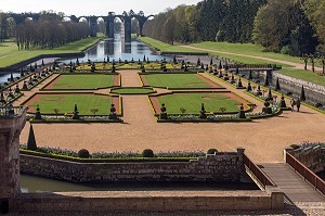 JARDIN A LA FRANCAISE REALISE SUIVANT LES PLANS DU JARDINIER DU ROI LOUIS XIV, ANDRE LE NOTRE AVEC L'AQUEDUC VAUBAN AU FOND DU PARC, CHATEAU DE MAINTENON, FRANCE 
