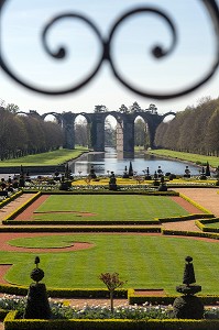BALCON SUR LE JARDIN A LA FRANCAISE REALISE SUIVANT LES PLANS DU JARDINIER DU ROI LOUIS XIV, ANDRE LE NOTRE AVEC L'AQUEDUC VAUBAN AU FOND DU PARC, CHATEAU DE MAINTENON, FRANCE 