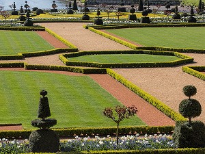 JARDIN A LA FRANCAISE REALISE SUIVANT LES PLANS DU JARDINIER DU ROI LOUIS XIV, ANDRE LE NOTRE AVEC L'AQUEDUC VAUBAN AU FOND DU PARC, CHATEAU DE MAINTENON, FRANCE 